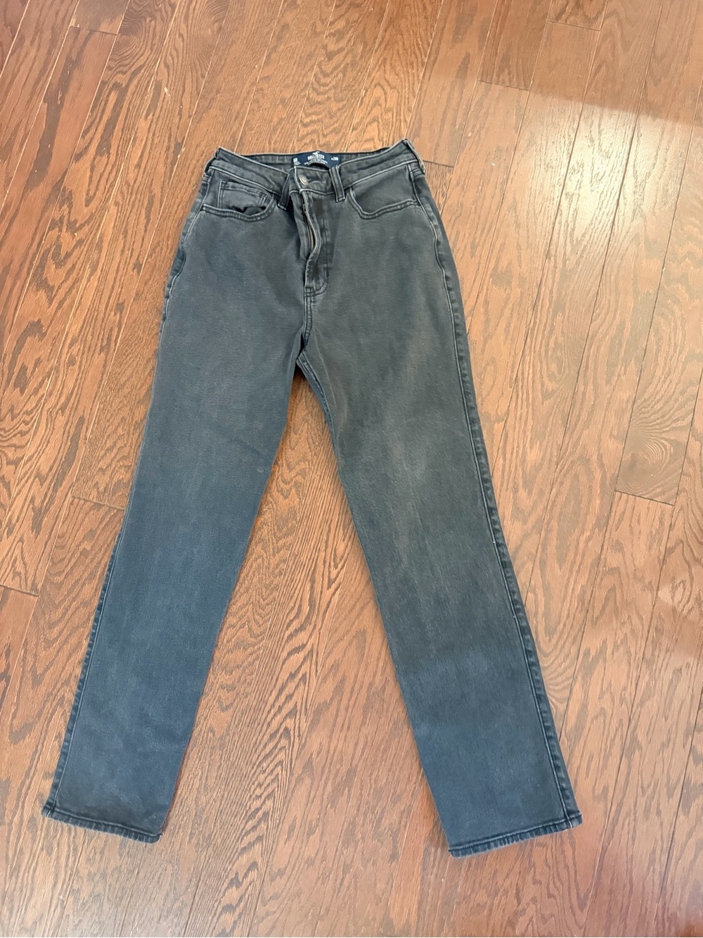 Hollister black washed jeans feature a straight-leg cut and a high-rise waist